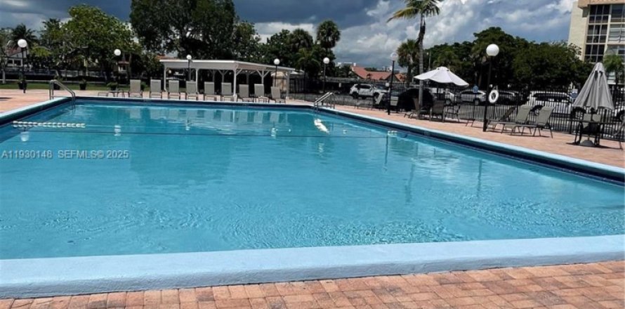 Condo in Hallandale Beach, Florida, 1 bedroom № 1988929