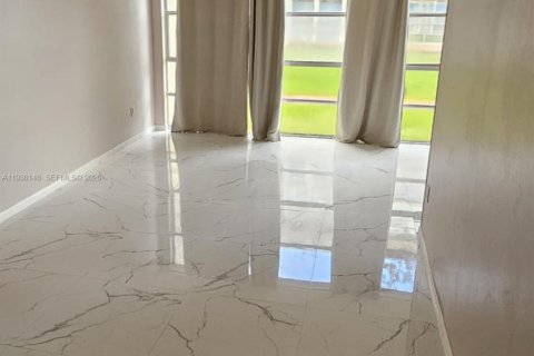 Condo in Hallandale Beach, Florida, 1 bedroom  № 1988929 - photo 10