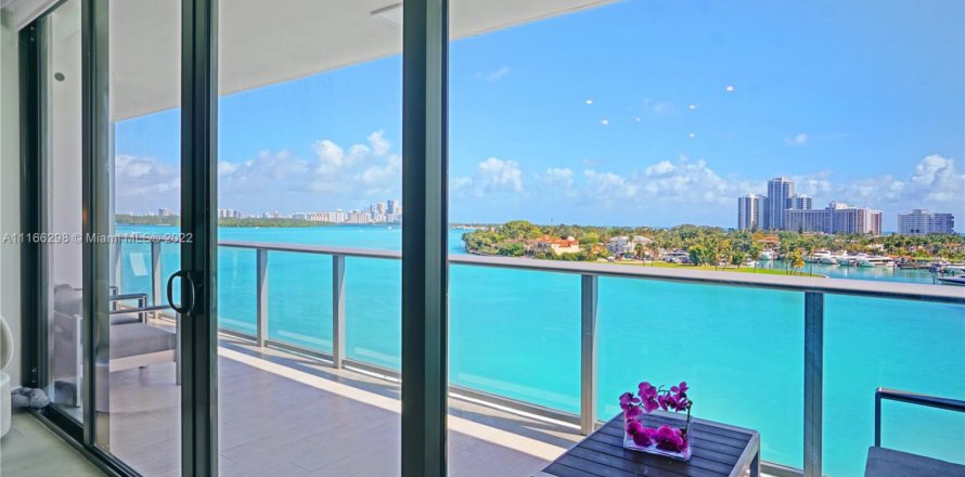 Кондоминиум с 4 спальнями в Бей-Харбор-Айлендс, Флорида № 1985189