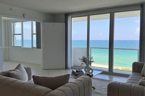 Купить кондоминиум в Серфсайд, Флорида 2 спальни, 102.19м2, № 2005946 - фото 1