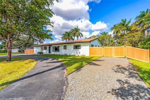 Casa en alquiler en Miami, Florida, 4 dormitorios, 129.51 m2 № 1980118 - foto 3