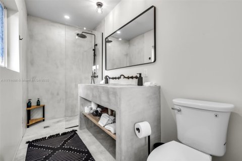 Casa en alquiler en Miami, Florida, 4 dormitorios, 129.51 m2 № 1980118 - foto 25