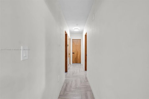 Casa en alquiler en Miami, Florida, 4 dormitorios, 129.51 m2 № 1980118 - foto 21