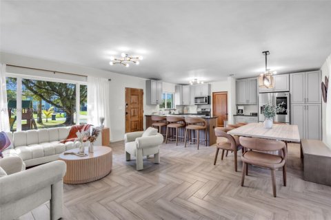 Casa en alquiler en Miami, Florida, 4 dormitorios, 129.51 m2 № 1980118 - foto 6