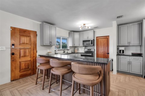 Casa en alquiler en Miami, Florida, 4 dormitorios, 129.51 m2 № 1980118 - foto 9