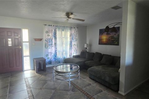 House in New Port Richey, Florida 3 bedrooms, 89.19 sq.m. № 1919109 - photo 3