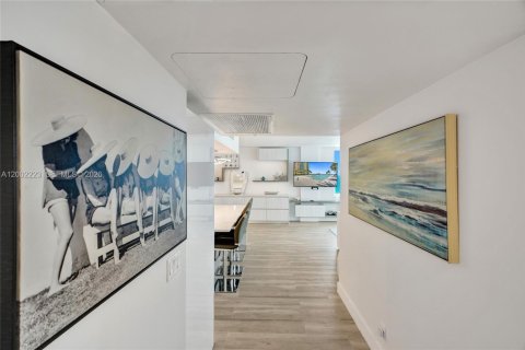 Condo in Hollywood, Florida, 2 bedrooms  № 2068072 - photo 11