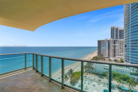 Кондоминиум с 2 спальнями в Холливуд, Флорида № 2068072