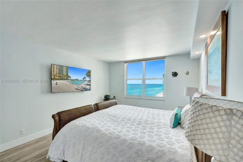 Condo in Hollywood, Florida, 2 bedrooms  № 2068072 - photo 19