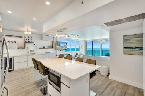 Condo in Hollywood, Florida, 2 bedrooms  № 2068072 - photo 3