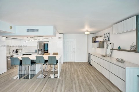 Condo in Hollywood, Florida, 2 bedrooms  № 2068072 - photo 7