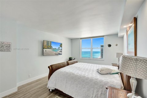 Condo in Hollywood, Florida, 2 bedrooms  № 2068072 - photo 16