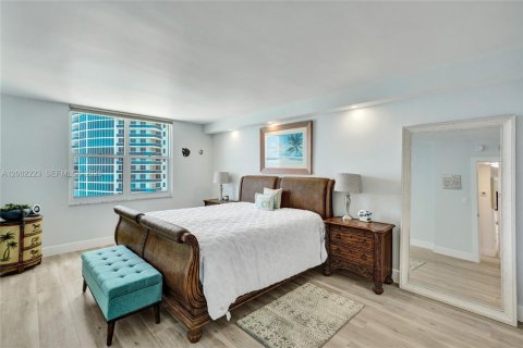 Condo in Hollywood, Florida, 2 bedrooms  № 2068072 - photo 17