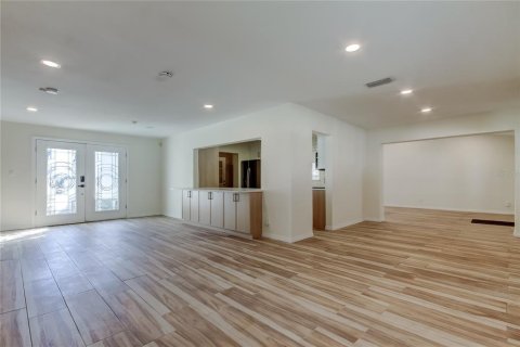 House in Tampa, Florida 4 bedrooms, 225.01 sq.m. № 2226358 - photo 4