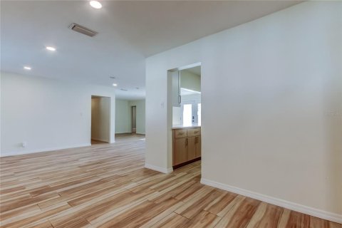 House in Tampa, Florida 4 bedrooms, 225.01 sq.m. № 2226358 - photo 12