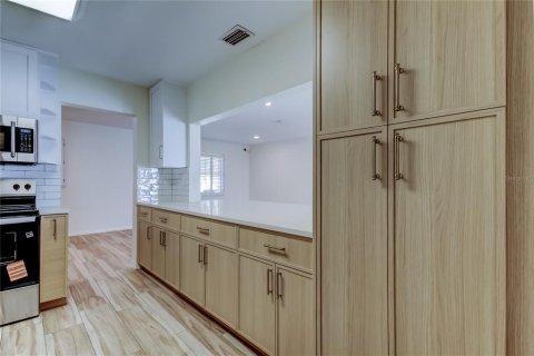 House in Tampa, Florida 4 bedrooms, 225.01 sq.m. № 2226358 - photo 21