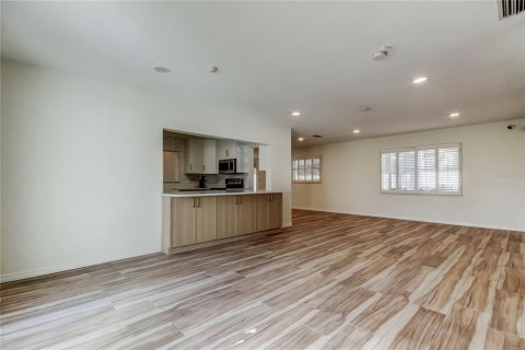 House in Tampa, Florida 4 bedrooms, 225.01 sq.m. № 2226358 - photo 3
