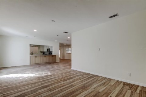 House in Tampa, Florida 4 bedrooms, 225.01 sq.m. № 2226358 - photo 8