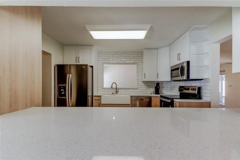House in Tampa, Florida 4 bedrooms, 225.01 sq.m. № 2226358 - photo 10
