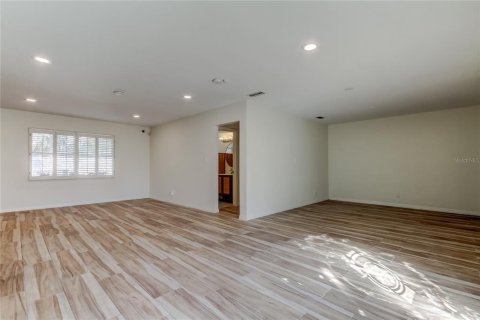 House in Tampa, Florida 4 bedrooms, 225.01 sq.m. № 2226358 - photo 2