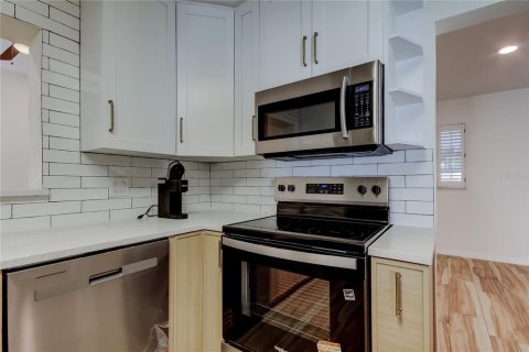 House in Tampa, Florida 4 bedrooms, 225.01 sq.m. № 2226358 - photo 18