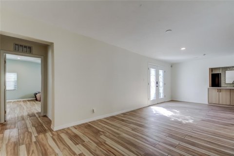 House in Tampa, Florida 4 bedrooms, 225.01 sq.m. № 2226358 - photo 7