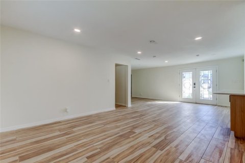 House in Tampa, Florida 4 bedrooms, 225.01 sq.m. № 2226358 - photo 5