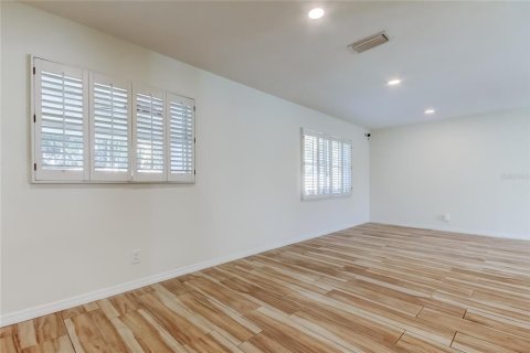 House in Tampa, Florida 4 bedrooms, 225.01 sq.m. № 2226358 - photo 13