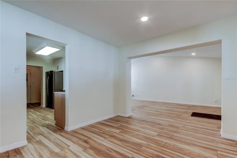 House in Tampa, Florida 4 bedrooms, 225.01 sq.m. № 2226358 - photo 11