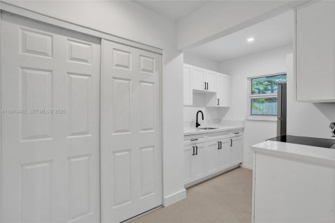 Propiedad comercial en venta en Fort Lauderdale, Florida, 241.08 m2 № 2001638 - foto 8