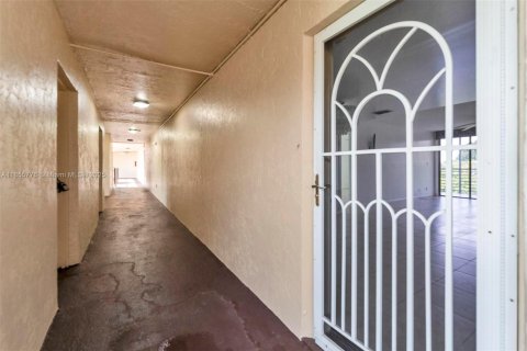 Condo in Tamarac, Florida, 2 bedrooms  № 1878008 - photo 6