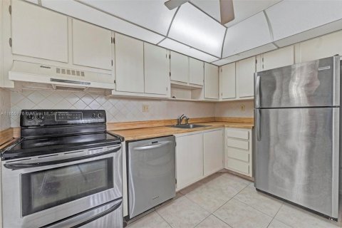 Condo in Tamarac, Florida, 2 bedrooms  № 1878008 - photo 9