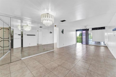 Condo in Tamarac, Florida, 2 bedrooms  № 1878008 - photo 17