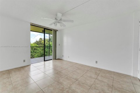 Condo in Tamarac, Florida, 2 bedrooms  № 1878008 - photo 13