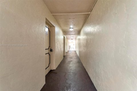 Condo in Tamarac, Florida, 2 bedrooms  № 1878008 - photo 5