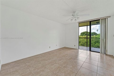 Condo in Tamarac, Florida, 2 bedrooms  № 1878008 - photo 11