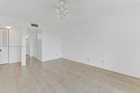 Condo in Tamarac, Florida, 2 bedrooms  № 1878008 - photo 12