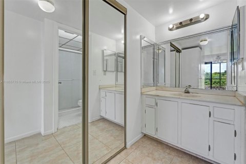 Condo in Tamarac, Florida, 2 bedrooms  № 1878008 - photo 14