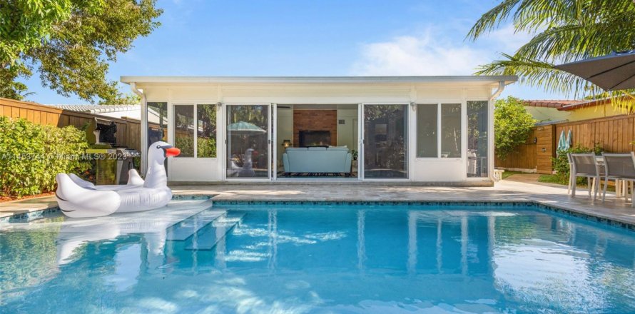 House in Fort Lauderdale, Florida 2 bedrooms, 114.27 sq.m. № 1979976