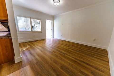 Condominio en alquiler en Coral Gables, Florida, 2 dormitorios, 72.74 m2 № 1898052 - foto 7