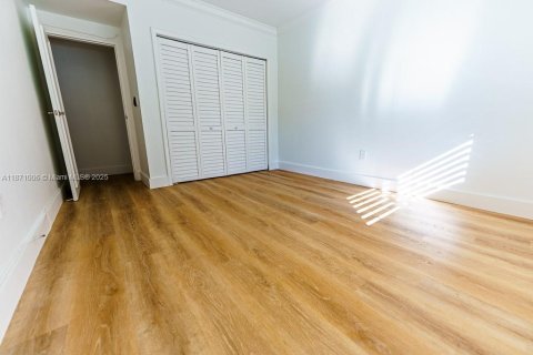 Condominio en alquiler en Coral Gables, Florida, 2 dormitorios, 72.74 m2 № 1898052 - foto 3
