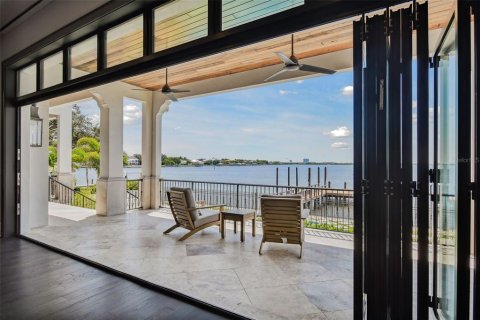 House in Tampa, Florida 6 bedrooms, 646.51 sq.m. № 2122536 - photo 4