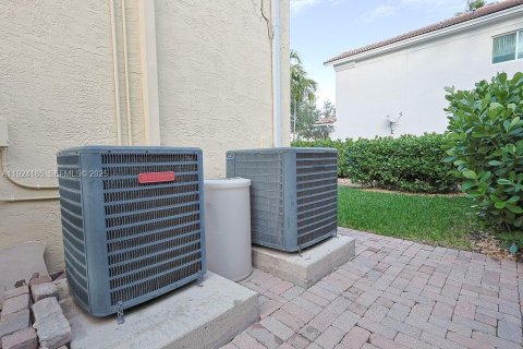 Casa en venta en Doral, Florida, 5 dormitorios, 333.52 m2 № 1982735 - foto 29