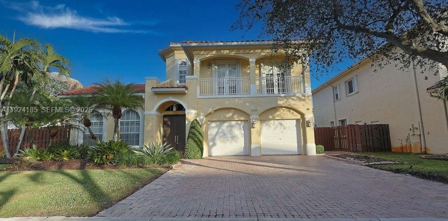 Casa en Doral, Florida 5 dormitorios, 333.52 m2 № 1982735