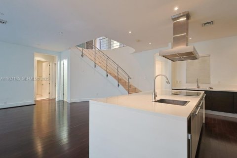 Casa en venta en Doral, Florida, 5 dormitorios, 333.52 m2 № 1982735 - foto 10