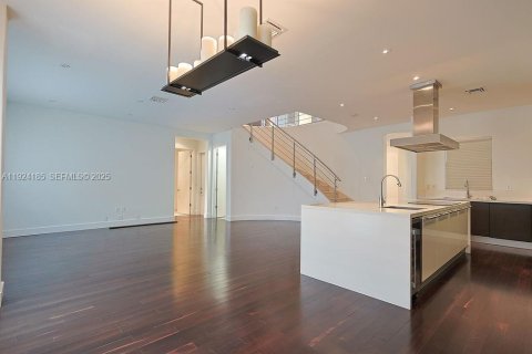 Casa en venta en Doral, Florida, 5 dormitorios, 333.52 m2 № 1982735 - foto 11