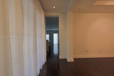 Casa en venta en Doral, Florida, 5 dormitorios, 333.52 m2 № 1982735 - foto 8