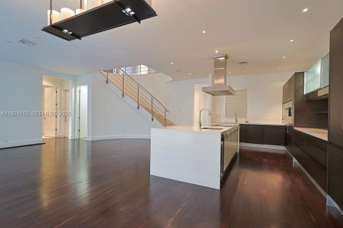 Casa en venta en Doral, Florida, 5 dormitorios, 333.52 m2 № 1982735 - foto 12