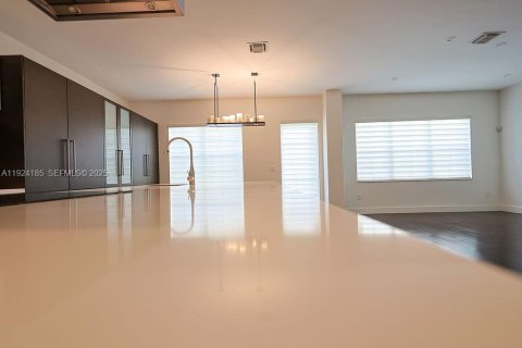 Casa en venta en Doral, Florida, 5 dormitorios, 333.52 m2 № 1982735 - foto 14
