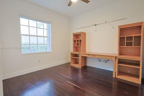 Casa en venta en Doral, Florida, 5 dormitorios, 333.52 m2 № 1982735 - foto 24